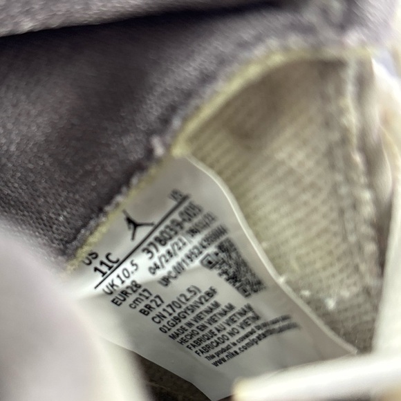 🔥🔥🔥Air Jordan Retro 11 Gray Sneakers Size: 11C🔥🔥🔥 - Picture 8 of 9
